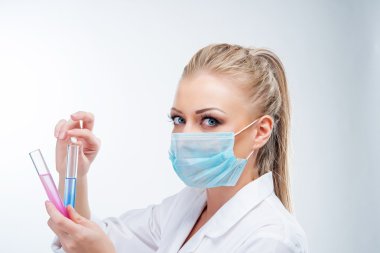 Çekici sarışın erkek doktor