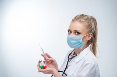 Çekici sarışın erkek doktor