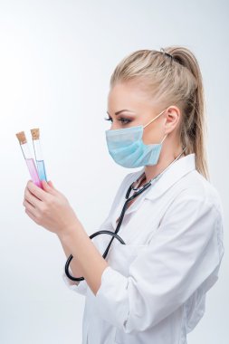 Çekici genç sarışın kadın doktor