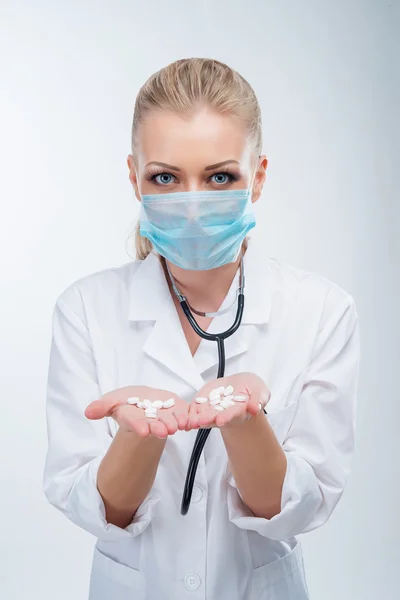 Atraente jovem loira médico feminino — Fotografia de Stock