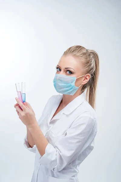 Atraente jovem loira médico feminino — Fotografia de Stock