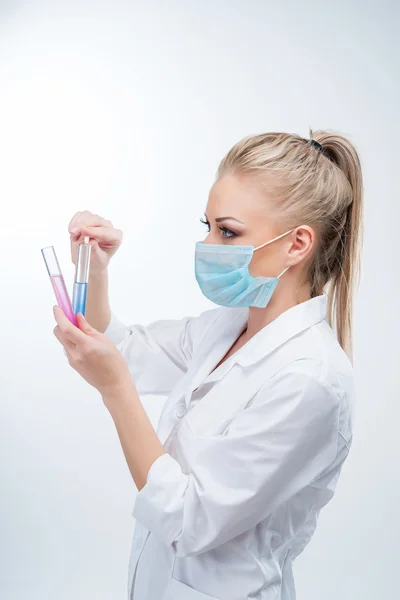 Atraente jovem loira médico feminino — Fotografia de Stock