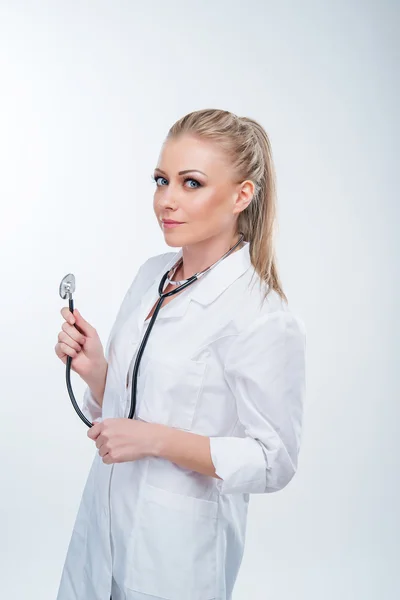 Atraente jovem loira médico feminino — Fotografia de Stock