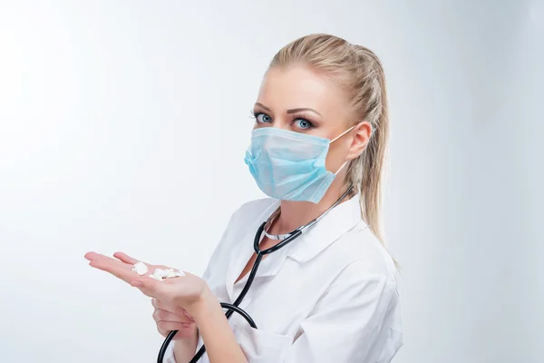 Atraente jovem loira médico feminino — Fotografia de Stock