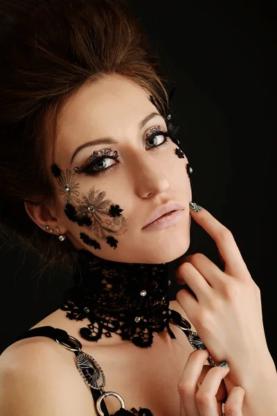 Mulher preto flores de renda no rosto — Fotografia de Stock