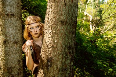 Bir bıçak ile vahşi güzel kız