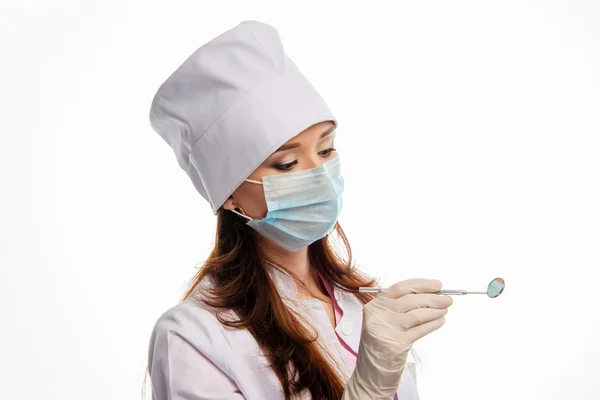 Médico feminino segurando um espelho bucal — Fotografia de Stock