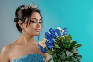 Mavi elbiseli güzel gelin