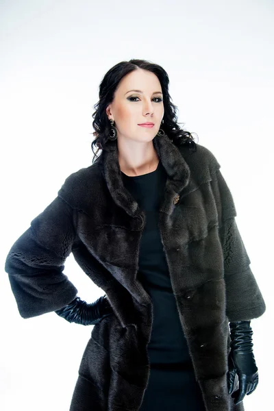 Mujer adulta con un abrigo de piel — Foto de Stock