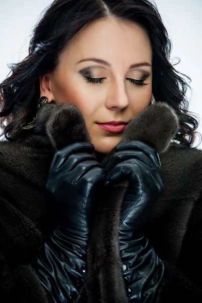 Mulher adulta vestindo um casaco de pele — Fotografia de Stock