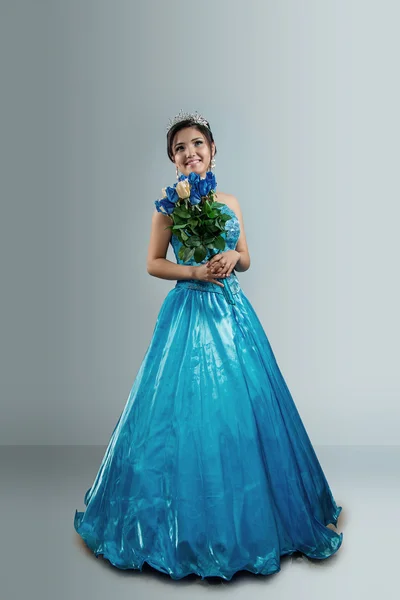 Hermosa novia en vestido azul — Foto de Stock