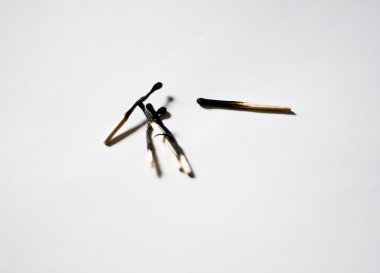 Yanmış kibrit yığını