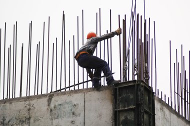 Oluşturucu üzerinde duvar metal karkas