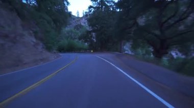 Dağ Ormanı Otoyolu Gündoğumu Sürücü Plakası Ön Manzara 1 Kaliforniya ABD