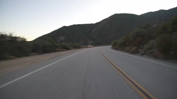 南カリフォルニアマウンテンハイウェイ ダスク ドライビング プレート Rear View — ストック動画