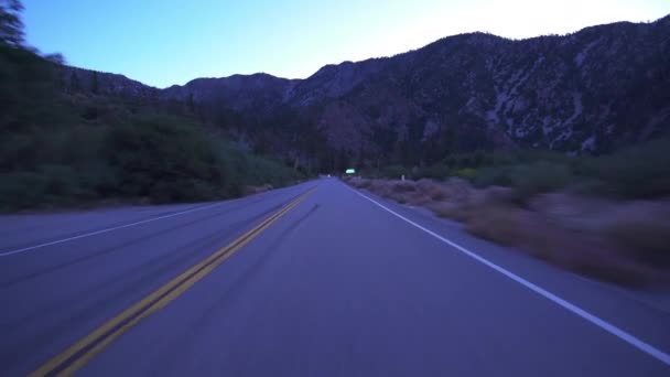 Alpine Mountain Forest Highway Ανατολή Οδήγηση Πλάκα Front View Καλιφόρνια — Αρχείο Βίντεο