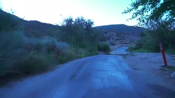 River Crossing Campground Dusk Οδήγηση Πλάκα Front View Καλιφόρνια Ηπα — Αρχείο Βίντεο