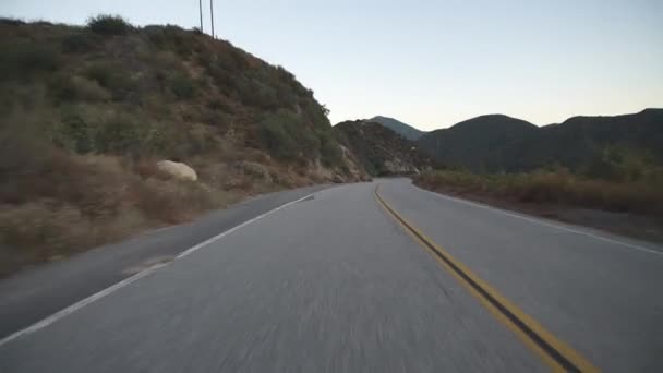 Southern California Mountain Highway Dusk Driving Plate Visão Traseira — Vídeo de Stock