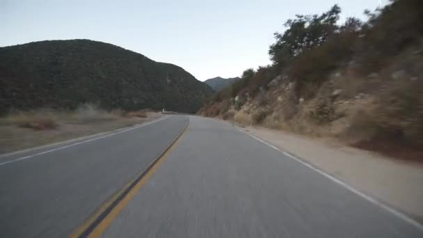 Southern California Mountain Highway Dusk Driving Plate Visão Traseira — Vídeo de Stock