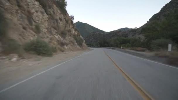 南加州山区公路暮色驾驶板车后视镜5 — 图库视频影像
