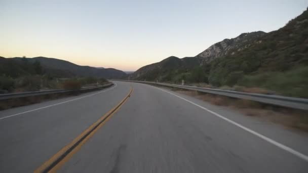 Southern California Mountain Highway Placa Conducción Atardecer Vista Frontal — Vídeos de Stock