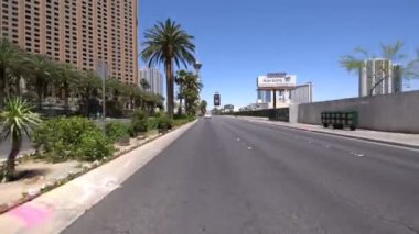 Las Vegas Bulvarı 14 numara SLS 'de Nevada plakalı.