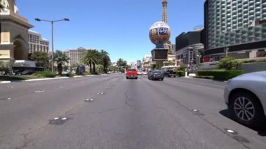 Las Vegas Bulvarı, kuzeye giden 8 numaralı sürücü plakası Nevada ABD, Paris.