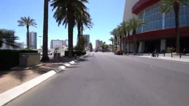 Las Vegas Bulvarı 3. Şehir Merkezine doğru gidiyor. ABD Stratosfer 'de Nevada plakası var.