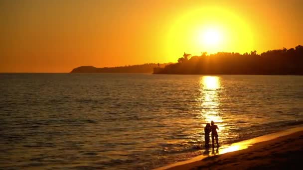 Malibu Sahili Nde Selfie Çeken Kızların Gün Batımı Siluetleri — Stok video