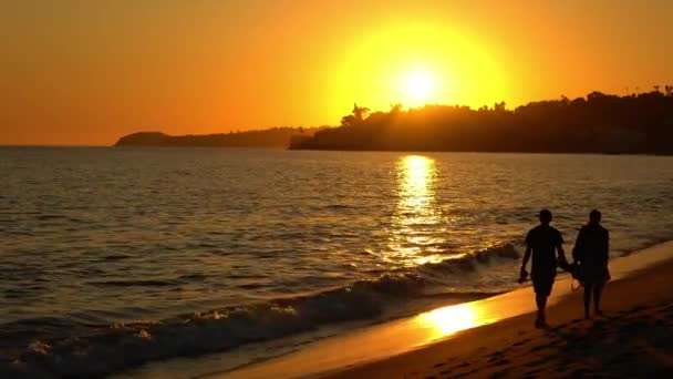 Sunset Silhouettes People Séta Malibu Beach Kalifornia — Stock videók