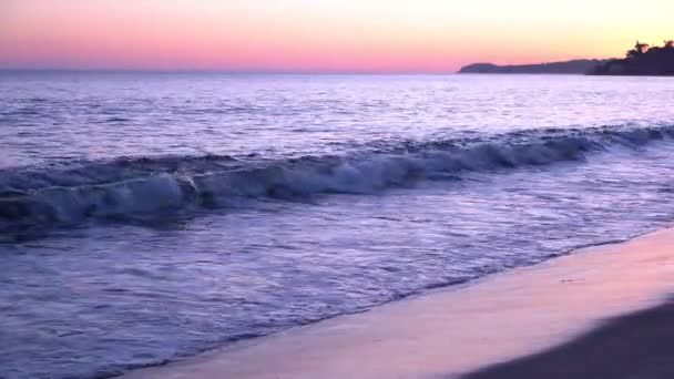 Lugn Vågor Kraschar Malibu Beach Kalifornien Kustlinje Skymningen — Stockvideo