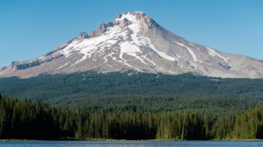 Trillium Gölü 'nden Hood Dağı Tepesi ve Ormanı Oregon Zaman Hızı