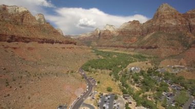 Zion Ulusal Parkı Bakire Nehri ve Kanyon Springdale 'den Utah Havadan Geri Vuruşu