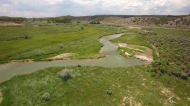 Widing Sevier River ve Meadow Uçarken Utah Havadan Vurulan Güneybatı ABD