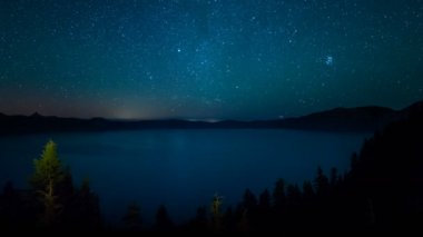 Krater Gölü üzerindeki Aurora Ulusal Parkı Perseid Meteor Duşu ve Samanyolu Galaksisi Oregon
