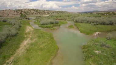 ABD 'nin güneybatısında, Meadow Utah' ta Sevier Nehri ve Köprüsü Widing