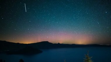Aurora ve Perseid Meteor Duşu Krater Gölü Ulusal Park Samanyolu Galaksisi 'nden Gündoğumu Oregon Eğimi' ne
