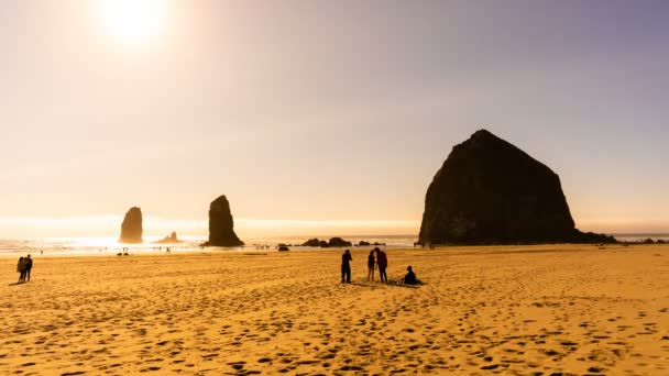 Haystack Rock Sonnenuntergang Zeitraffer Der Küste Von Oregon Usa — Stockvideo