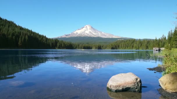 Hood Reflexionó Sobre Lago Trillium Oregon — Vídeo de stock