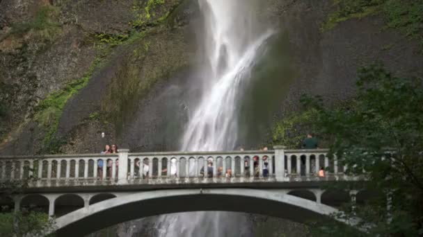 俄勒冈州的Multnomah瀑布桥和游客瀑布 — 图库视频影像