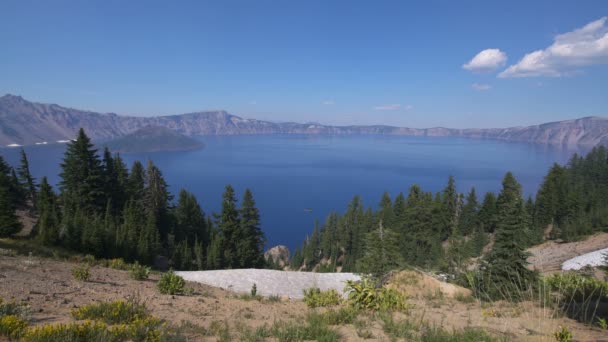 美国俄勒冈州的火山口湖国家公园 向导岛和雪地 — 图库视频影像
