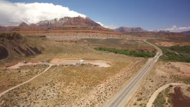 Utah Desert Canyon Und Freeway Luftaufnahme Außerhalb Des Zion Nationalparks — Stockvideo