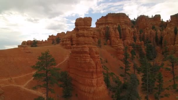 Hoodoos Rock Bildning Stormiga Moln Antenn Skott Röd Kanjon Utah — Stockvideo