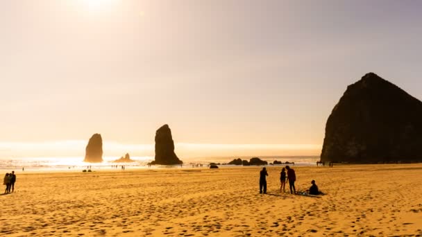 Haystack Rock Sunset Time Lapse Oregon Coastline Usa Pan Right — Vídeos de Stock