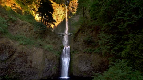 俄勒冈州Multnomah瀑布和大桥瀑布落日全景 — 图库视频影像