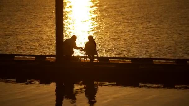 Silhouette Coucher Soleil Couple Pêche Sur Jetée — Video