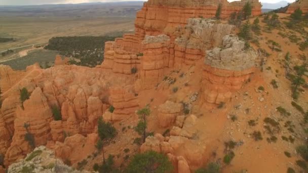 Hoodoos Felsformation Stürmischen Wolken Luftaufnahme Red Canyon Utah Forward Tilt — Stockvideo