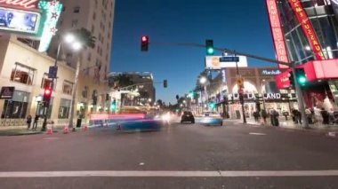 Hollywood Bulvarı Trafiği ve Kalabalığı Kaliforniya 'da Dusk Virajı Aldı