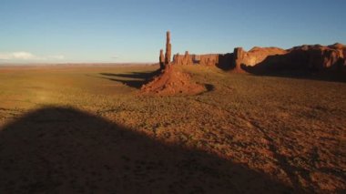 Anıt Vadisi Günbatımı Totem Kutbu Kaya oluşumunun Havadan Çekimi Güneybatı ABD