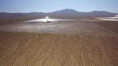 Dünyanın en büyük güneş enerjisi santrali. Havadan Mojave Çölü, Kaliforniya Pan R.